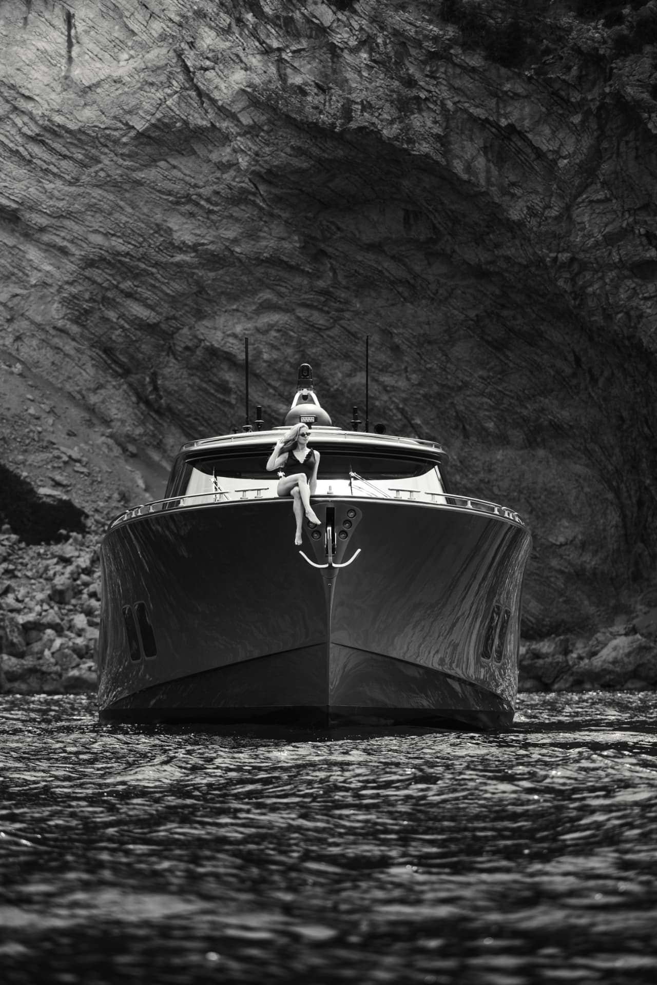 Zeelander bow against a rock face, black and white